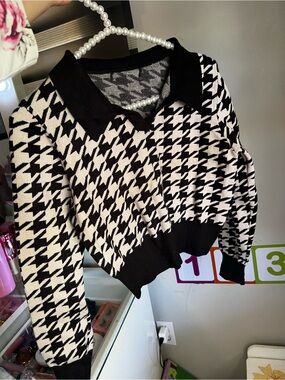 H&M Black & White Houndstooth Cropped V-Neck Sweater